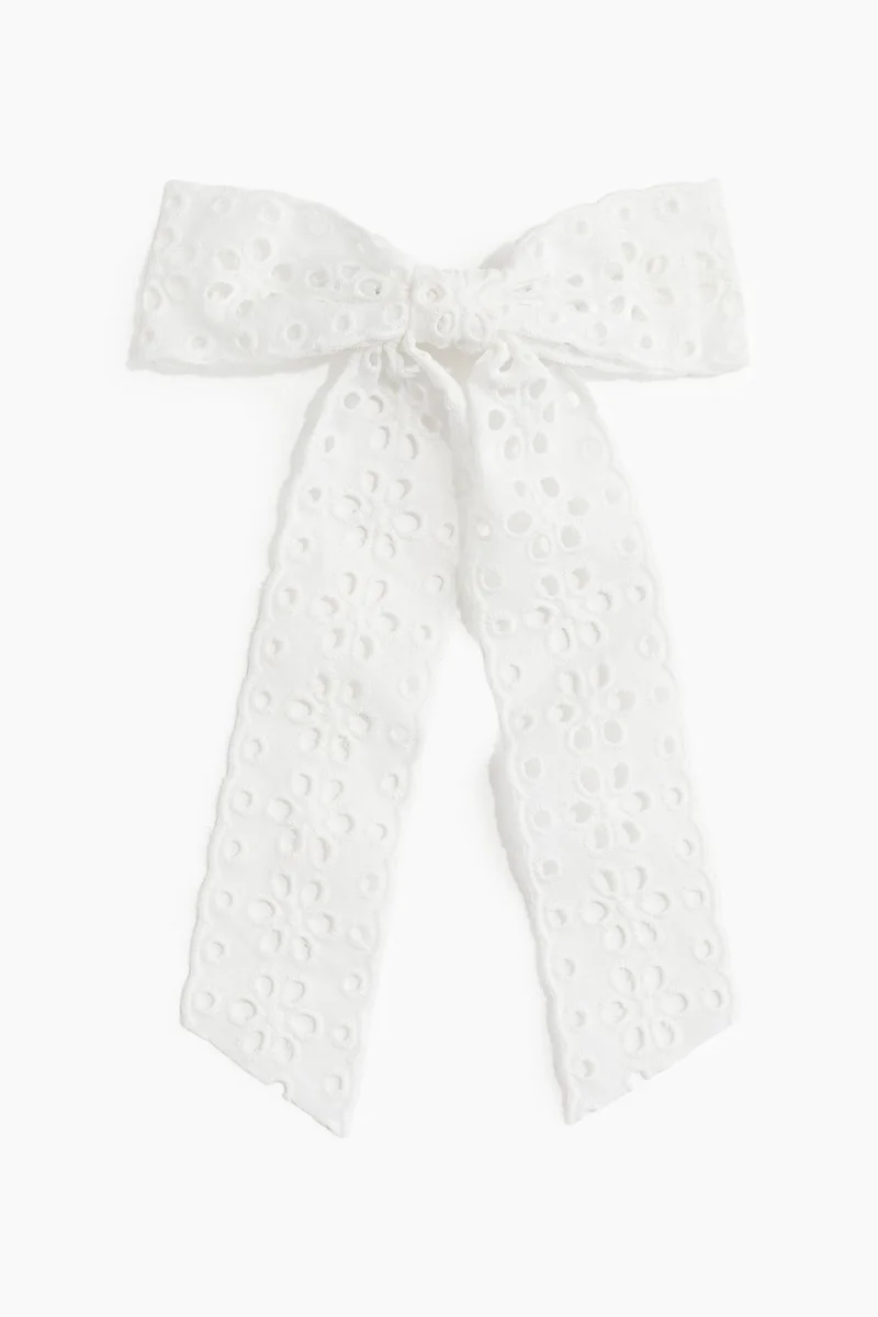 اتش اند ام مشبك شعر على شكل فيونكة بتطريز بنمط إنجليزي